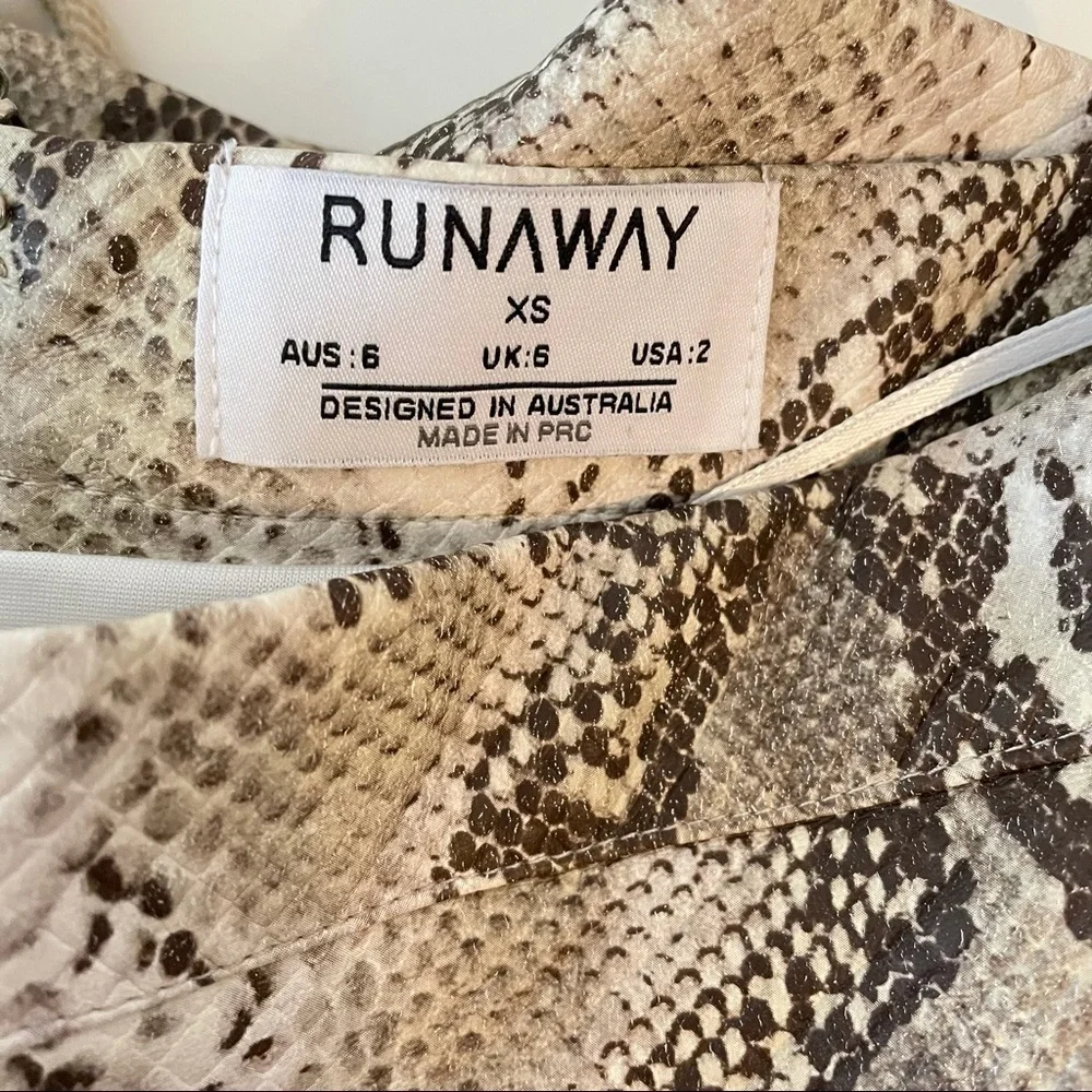 Runaway - Snakeskin Mini Skirt Sand - Picture 5 of 5